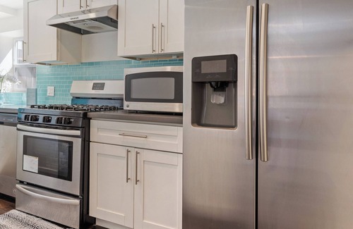 Oakland House | Sf City Ocean View. Free parking inside the compound. 15 min beach Drive