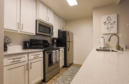 Ivey Ranch - Rancho Del Oro Apartment | Shabby Chic Oceanside 2 Bedroom with+POOL+24/7GYM+King&2Queen beds