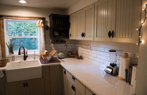 Milwaukie Apartment | Shabby Chic Urban Farm Garage Cottage Dogs OK!