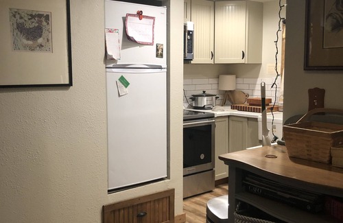 Milwaukie Apartment | Shabby Chic Urban Farm Garage Cottage Dogs OK!