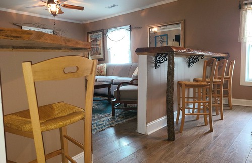 Adairsville Cottage | Shade Tree Cottage is a perfect cozy cottage to make you feel right at home.