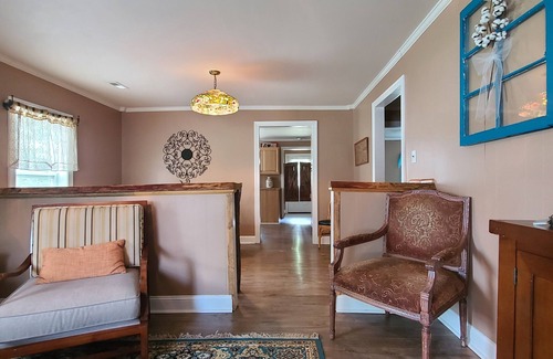 Adairsville Cottage | Shade Tree Cottage is a perfect cozy cottage to make you feel right at home.