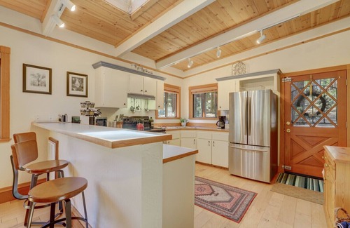 Country Club Estates Cabin | Shady Pines - Pet Friendly+Hot Tub+AC