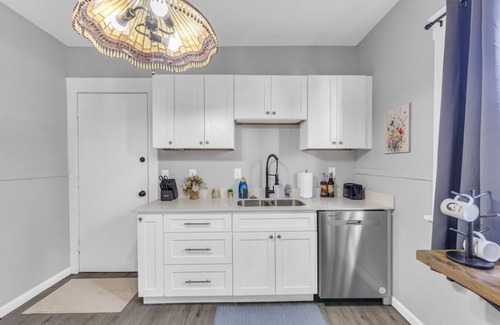 Cleveland House | Shaker Square|Sleeps 4|Front Porch|Coffee Station