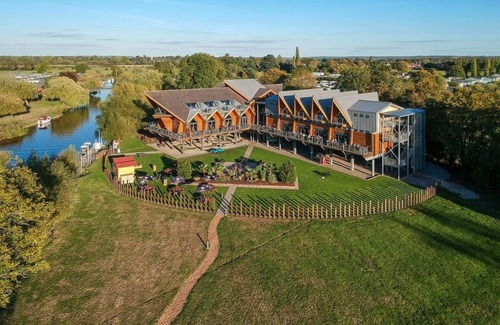 Tiddington Ski Chalet | Shakespeare Lodge Pet Friendly