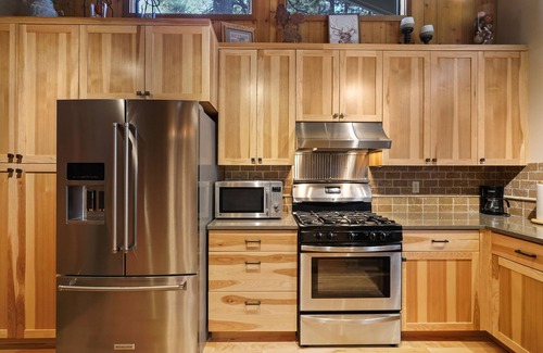 Overlook Park House | SHARC, Wooded View, Huge Deck, Pet Friendly