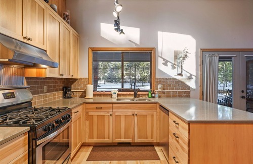 Overlook Park House | SHARC, Wooded View, Huge Deck, Pet Friendly