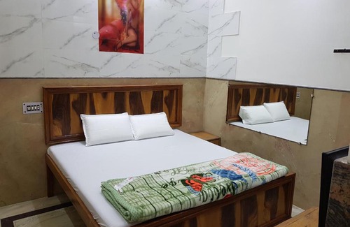Ghaziabad Hotel | Sharda Hotel by WB Inn