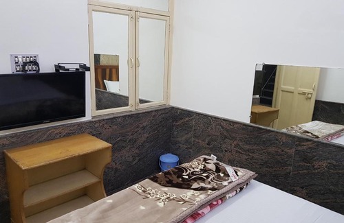 Ghaziabad Hotel | Sharda Hotel by WB Inn