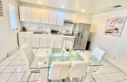 Rosemead Bed & Breakfast | Share house -Gold King Bed and Sofa Bed