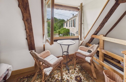 Montignac House | Shared pool and wooded grounds - house for 4