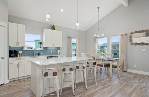 Bella Vista House | Shared Pool, Pet Friendly, Water View