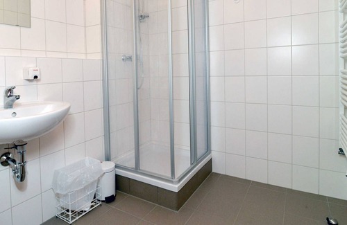 Guben Apartment | Shared room with private bathroom (up to 8 people), No. 2 - Hostel in Guben