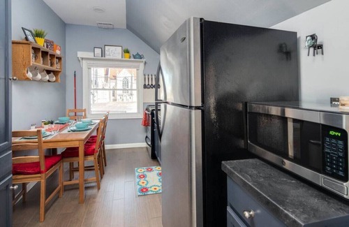 Riverview Apartment | Shark House · Shark House✦King Bed✦30+day✦11 min to city✦