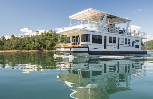 Lakehead Boat Rental | Shasta Marina's Thoroughbred Houseboat