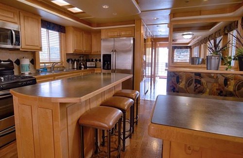 Lakehead Boat Rental | Shasta Marina's Thoroughbred Houseboat