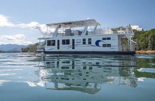 Lakehead Boat Rental | Shasta Marina's Thoroughbred Houseboat.