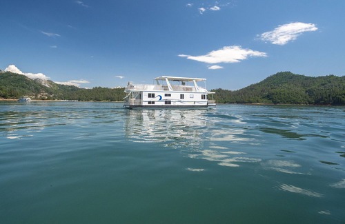 Lakehead Boat Rental | Shasta Marina Thoroughbred Houseboat.