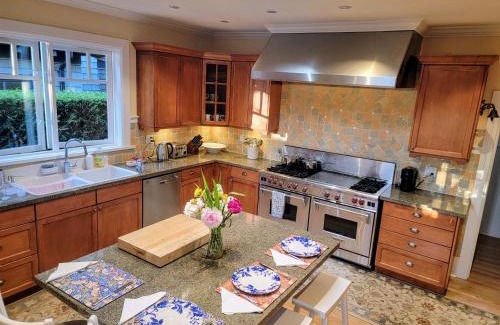 Shaughnessy House | Shaughnessy Heritage Manor on Vancouver's Westside free housekeeping optional