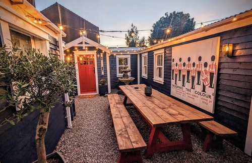 Belfast Cabin | Sheddington Manor -2 Bedroom Guest House & Cinema