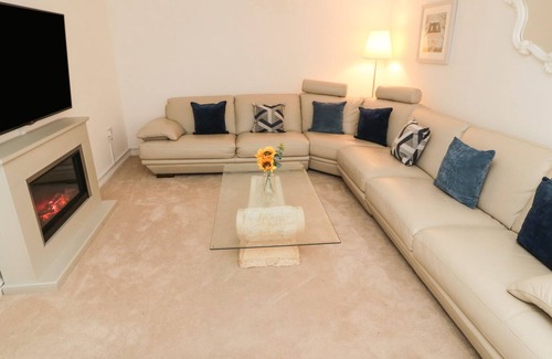 Seahouses Cottage | SHELL MANOR, family friendly, with hot tub in Seahouses