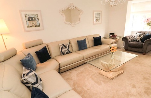Seahouses Cottage | SHELL MANOR, family friendly, with hot tub in Seahouses