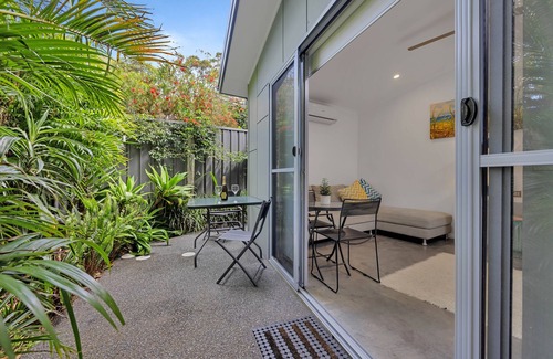 Boomerang Beach Villa | Shelly Villa B&B The perfect hideaway private courtyard .