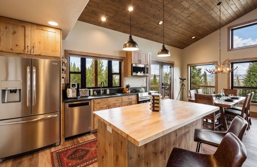 West Yellowstone House | Shelterwood Guest House 6 miles from Yellowstone