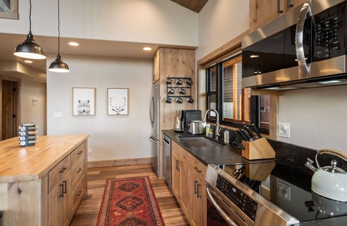 West Yellowstone House | Shelterwood Guest House 6 miles from Yellowstone