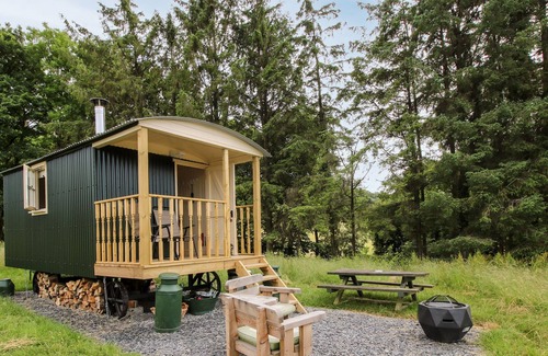 Oswestry Cottage | SHEPHERD'S HUT AT RETREAT, romantic in Llanrhaeadr-Ym-Mochnant