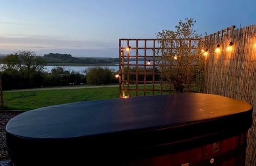 Longdon Cabin | Shepherd's Hut With Wood-Fired Hot Tub And Epic Views Over Rutland Water