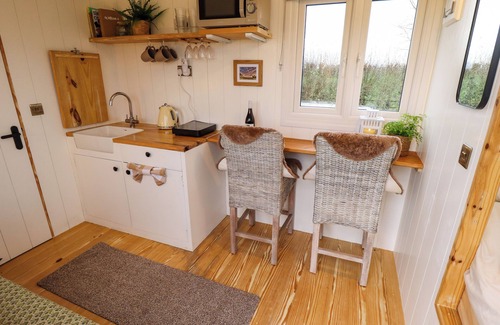 Aubourn Cottage | SHEPHERDS HUT - ASH, pet friendly, with hot tub in Lincoln