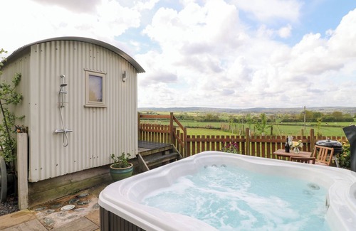 Rugeley Cottage | SHEPHERDS HUT, pet friendly, with hot tub in Rugeley