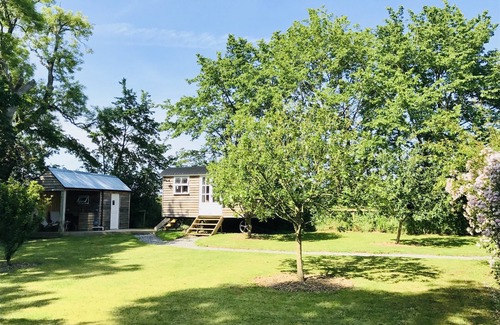 Sageston Cabin | Shepherd’s Hut, stylish, romantic, great location. Pembrokeshire National Park.