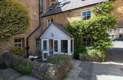 Chipping Campden Cottage | Sherborne House is a beautiful Grade II listed Georgian terraced house that dates back to the 17th c