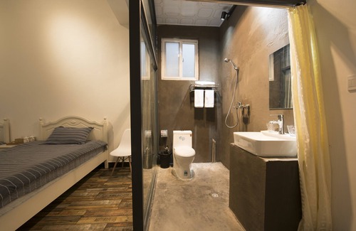 Shilin Yi Autonomous County Hotel | Shi Lin family folk inn