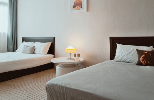 Shilin Apartment | Shilin night market ,MRT 2 mins,Ximen,cozy kitchen,balcony,washing machine