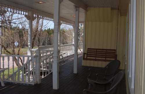 Green Gables Hotel | Shining Waters Country Inn