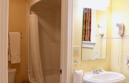 Green Gables Hotel | Shining Waters Country Inn