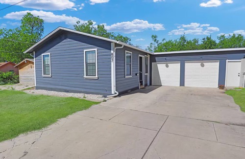 Denver Heights House | Shiny & Bright City Lights | Walk to DT San Antonio
