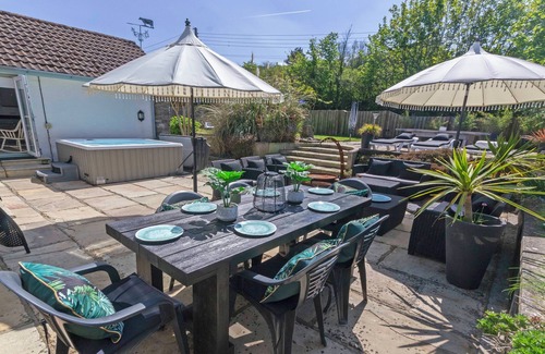 Croyde House | Shippenrill Croyde 6 Bedrooms, Sleeps 14, Hot Tub