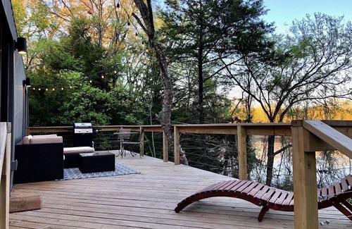 Elmo Cabin | Shipping Container Home with Waterfront View ✨ 45 min from Dallas