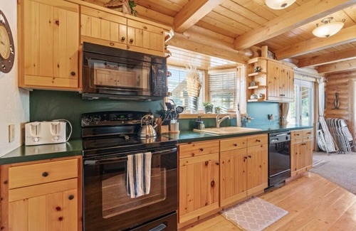 Last Chance House | Shooting Star Lodge | Near Yellowstone + Hot Tub