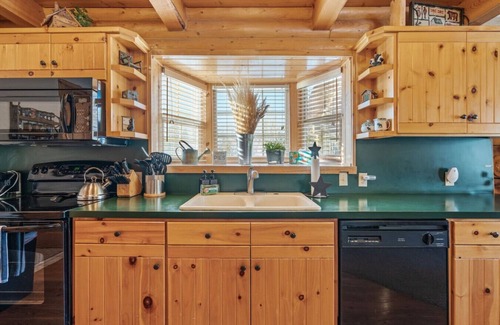 Last Chance House | Shooting Star Lodge | Near Yellowstone + Hot Tub