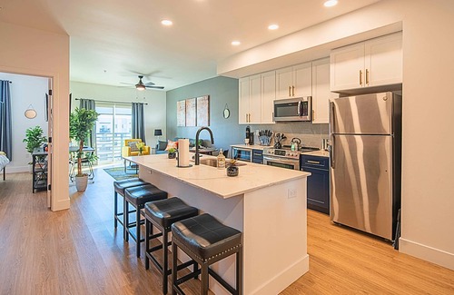Desert View Village Condo | Shop 》Dine》Golf》Swim》Hot Tub》King Bed+Free Parking