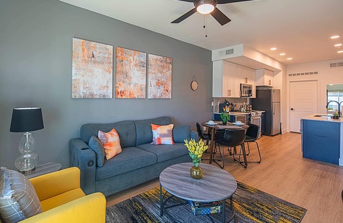 Desert View Village Condo | Shop 》Dine》Golf》Swim》Hot Tub》King Bed+Free Parking