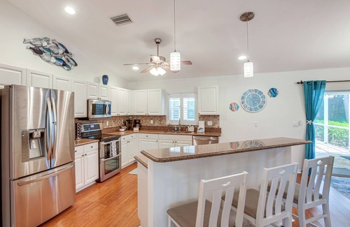 Trafalgar House | Shop, Dine & Unwind Poolside: Cape Coral Retreat!