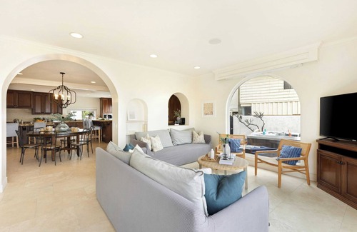 South Mission Beach Cottage | Shoreline by Avantstay Spectacular Beachfront Home w/Fire Pit, Spa & Pool Table