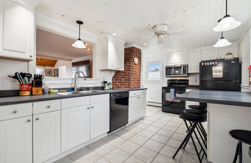 Newburyport House | Shoreline Retreat Ocean Views Walk to Beach AC
