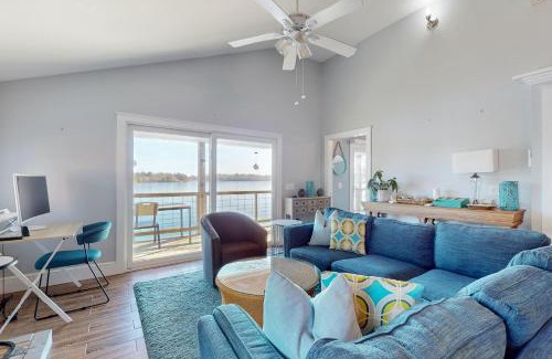 Ponds of Plymouth House | Shoreline Splendor